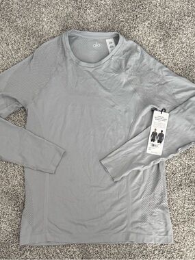 ALO Yoga Light Gray Textured Long Sleeve Top
